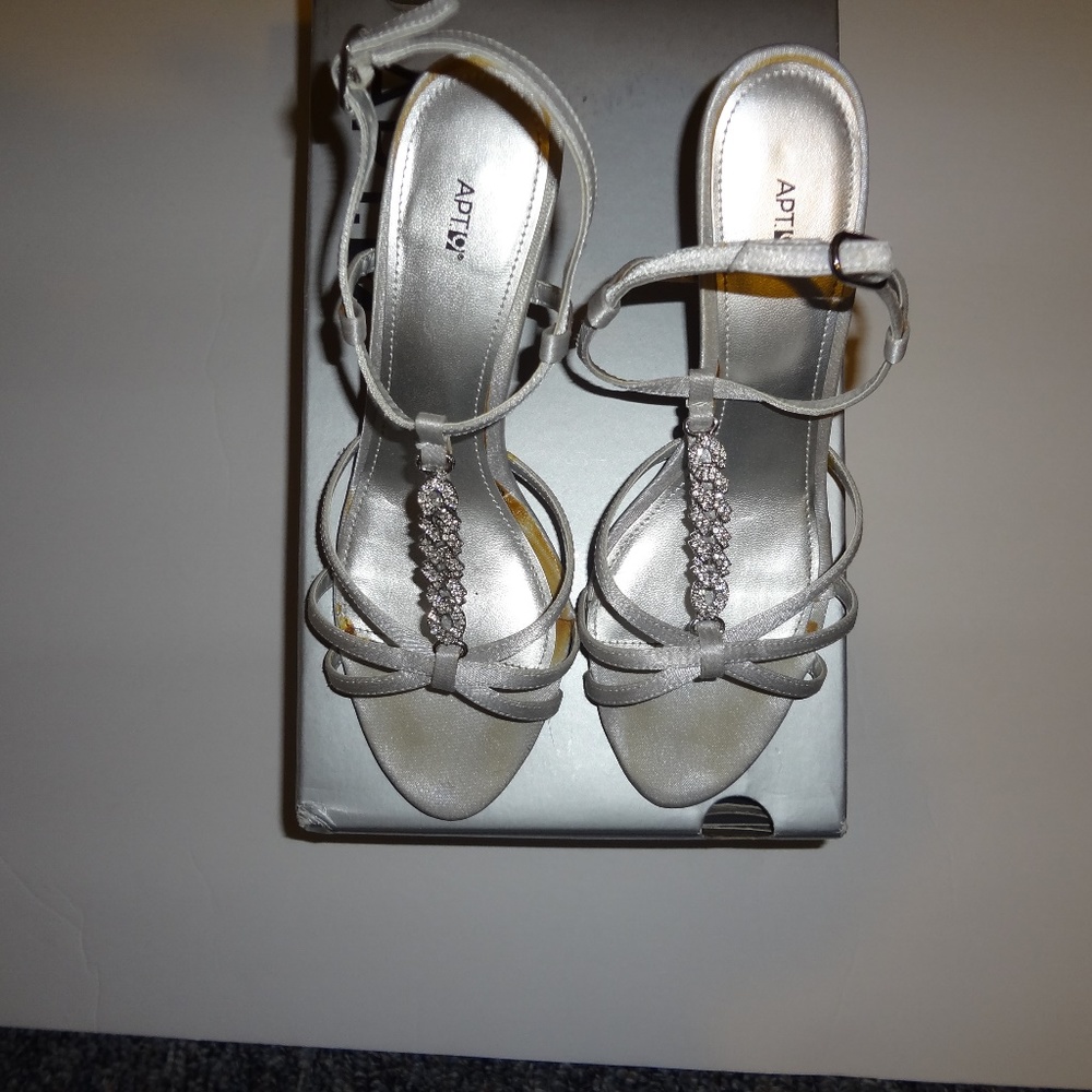 APT9 Silvia Silver Women's Size 7 Shoes